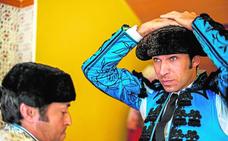 El diestro madrileño Cayetano, ajustándose la montera, antes de salir al ruedo de la plaza de toros de Cieza el pasado 24 de agosto./efe