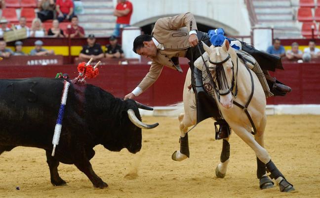 Diego Ventura, triunfador de la tarde, pone la mano sobre la cabeza del astado desde su caballo./Nacho García / AGM