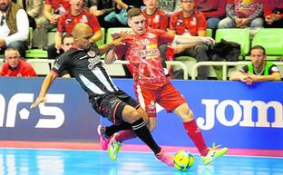 Lukaian le quita la pelota a Fernando, de ElPozo, en el derbi de la semana pasada./JAVIER CARRIÓN / AGM