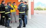 Directivos del colegio de Zarcilla de Ramos junto a personal de Protección Civil en la puerta del centro escolar, ayer./jaime insa / agm