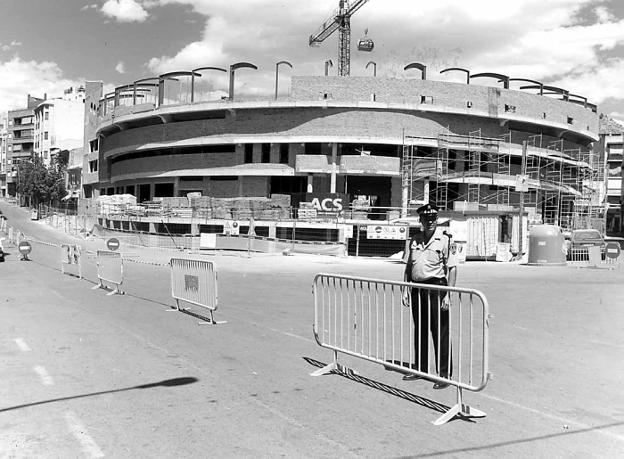 Plaza de toros en construcción, en 1999./PITI