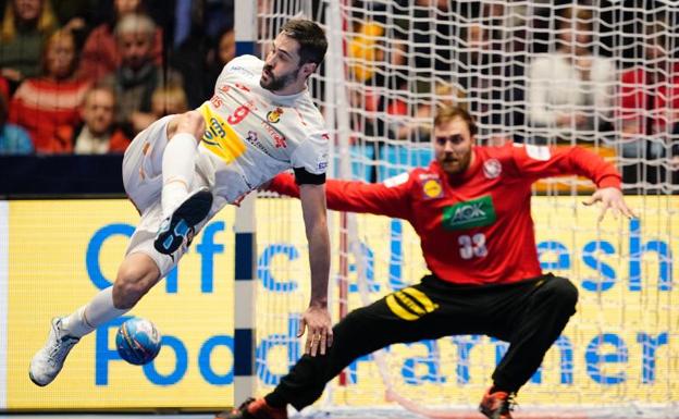 Raúl Entrerríos, en acción ante el portero alemán. /Efe