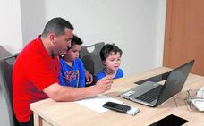 Adrián Hernández, en su casa de Churra, con sus hijos Jaime y Óscar./LV