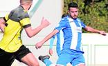 Andrés Alonso arma el disparo, en un partido de esta temporada contra el Villa de Fortuna./