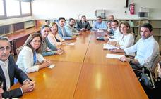 La ministra Ribera, a la derecha con el consejero Luengo, en la reunión que mantuvo en octubre con los alcaldes del Mar Menor./PABLO SÁNCHEZ / AGM