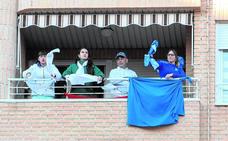 Blancos y azules comparten balcón y pasión por la Semana Santa de Lorca durante el confinamiento./J. I. / AGM