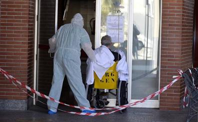 Un sanitario de La Arrixaca traslada a un paciente./Nacho Garcia / AGM