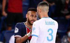 Neymar y Álvaro González, en plena trifulca./Afp