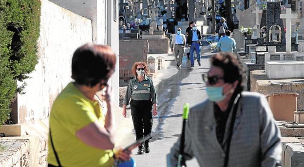 El miedo a los contagios escalona las visitas a los cementerios y evita aglomeraciones en Cartagena.