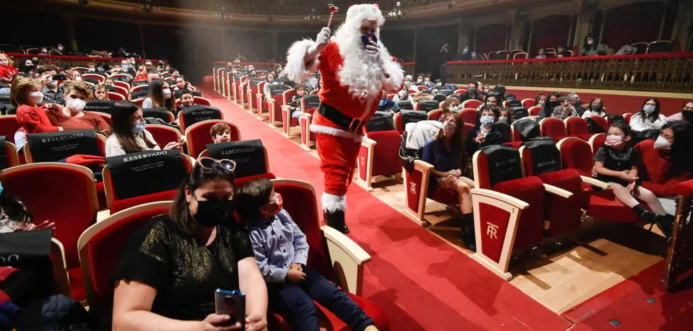 Santa Claus dodges the pandemic and performs at the Romea Theater in Murcia