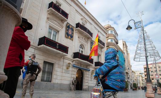 La Plaza de San Sebastián, con una mujer esperando el desfile./Antonio Gil/ aGM