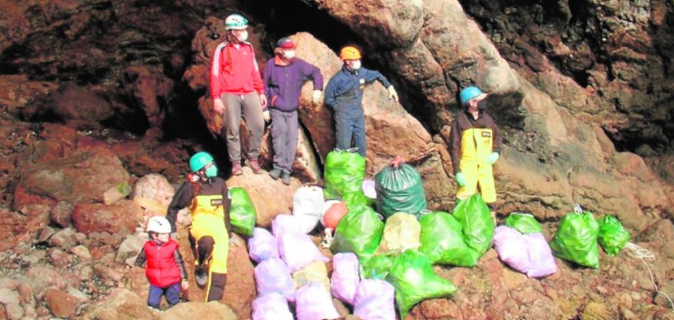 Los espeleólogos retiran 100 kilos de basura de 30 cuevas de la Región - Vimarsana News