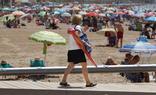 Una persona recorre la Playa de Levante de Benidorm./EFE