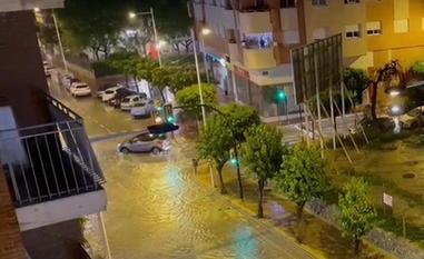 Imagen de la avenida de Madrid de Molina de Segura, anegada tras la fuerte lluvia./LV