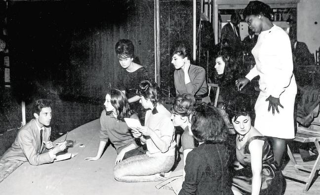 'El mundo de Suzie Wong'.Fotografía de 1963 en la que aparece Ángel Fernández Montesinos dirigiéndose al reparto. ©Carlos/CDAEM / INAEM