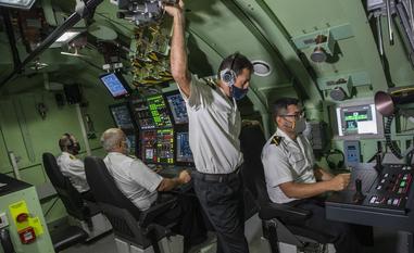 Parte de la dotación del submarino S-81, en una prueba del sistema de mando y control./j. m. rodríguez / AGM