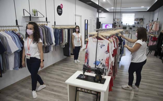 Moda sostenible | Abre la primera tienda 'Moda Re-' de Cáritas en Cartagena  | La Verdad