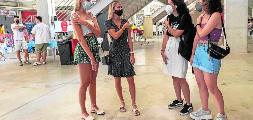 Los veinteañeros de la Región de Murcia ya se vacunan: «Estaba deseando que llegara nuestro turno» - Vimarsana News