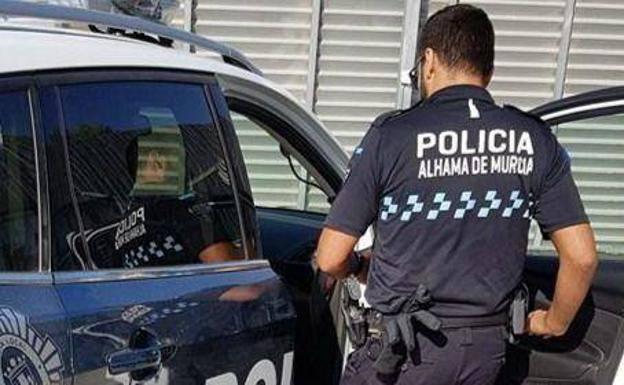 An agent of the Local Police of Alhama, in a file image.