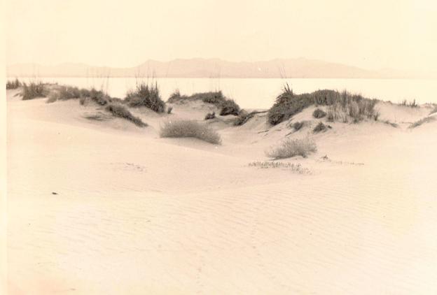 Old image of the, in its day, characteristic sandy areas of La Manga del Mar Menor.