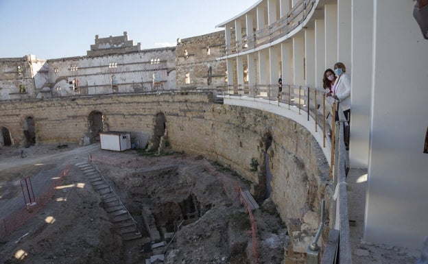 Castejón y Arroyo se asoman a las excavaciones del Anfiteatro desde el nuevo mirador. /j.m. rodríguez / agm
