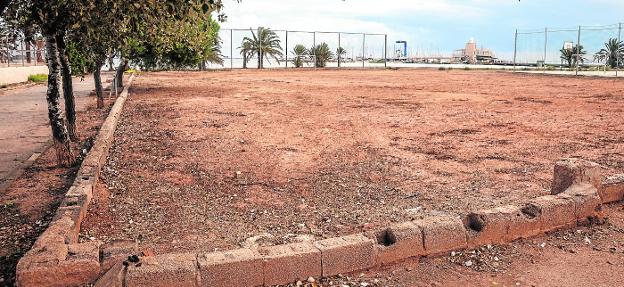 Aspect of the sports facilities of Los Urrutias, yesterday, where the City Council plans to build the beach soccer field with part of the money from Cartagena-Barcelona.