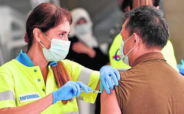 A nurse administers the coronavirus vaccine in Murcia.