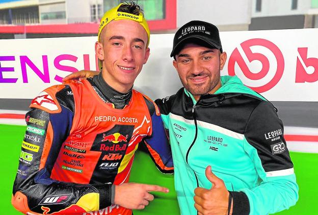 Acosta and Foggia, his rival for the championship, greet each other and pose sportingly after yesterday's race. 
