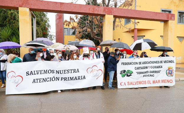 Participants in the protest held yesterday at the Virgen de la Caridad health center. 