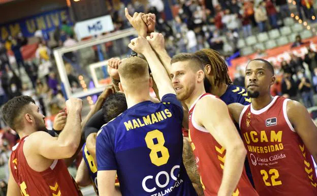 The UCAM players celebrate the victory this Sunday.