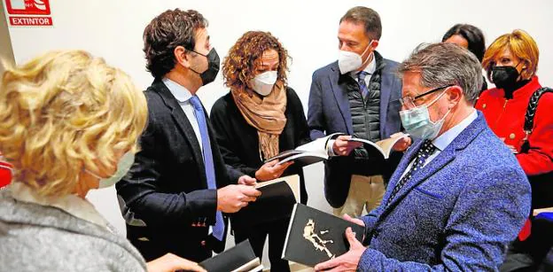 Former mayor Francisco Jódar (d) looks at the book, at the presentation. 