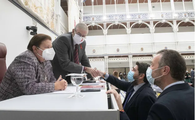 López Miras greets Castillo before the General Secretary of the Assembly and the spokesman Segado. 