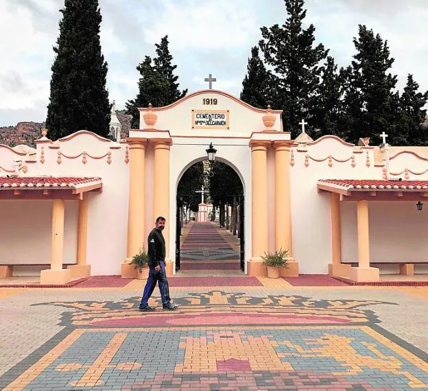 Entrance to the parish cemetery of Alhama de Murcia. 