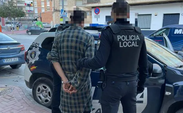 Two agents of the Local Police of Cieza, with the detainee.