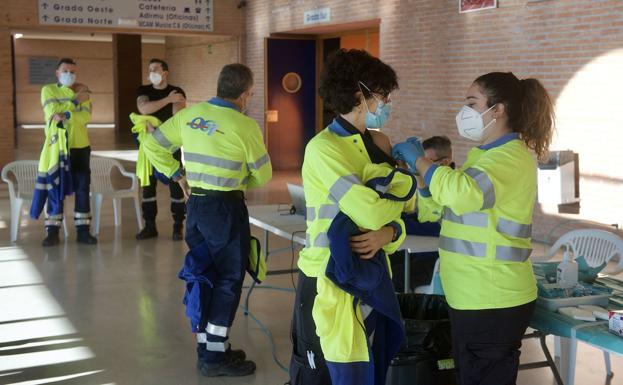 Professionals from 061 receive the third dose at the Palacio de los Deportes in Murcia, on November 26.