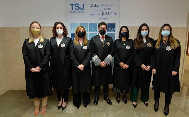 Miguel Pasqual del Riquelme, with the six new judges who will serve in courts of the Region. 
