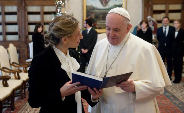 The second deputy president, Yolanda Díaz, together with Pope Francis, this Saturday at the Vatican.