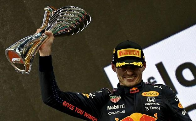 Max Verstappen celebrates his victory at Yas Marina and the achievement of the title. 