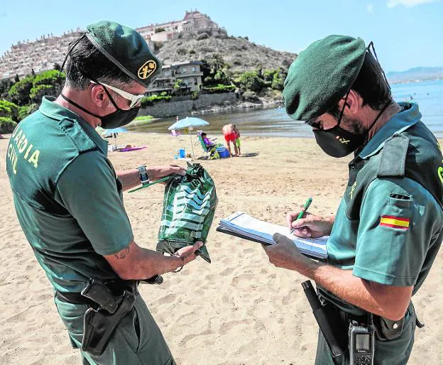 Two agents of the Seprona of the Civil Guard take samples of the Mar Menor. 