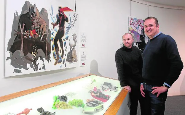 Vicente Funes and Daniel Torregrosa, curators of the exhibition 'Divine science: from the test tube to the vignette', which can be seen at the Regional Library until February 28. 