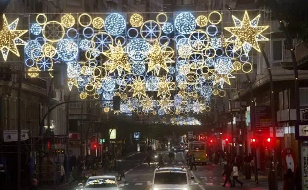 The Gran Vía de Murcia illuminated with Christmas lights.