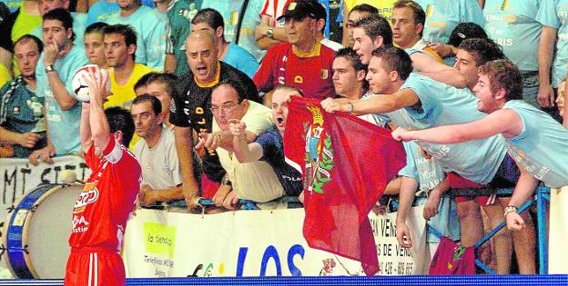 Polaris World Cartagena fans put pressure on Fran Serrejón, captain of ElPozo, in the fourth match of the final for the league title, in June 2006 at La Bombonera. 