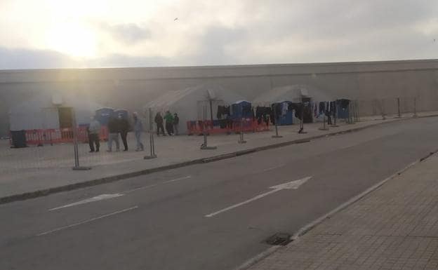 The tents installed on the Escombreras dock, in Cartagena, to serve immigrants.