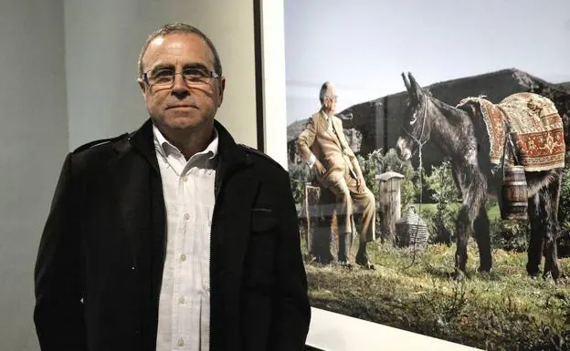 Chema Conesa, together with one of his photographs, in Murcia.