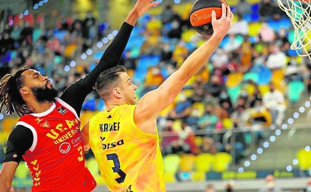 Webb III tries to block Kramer in this Monday's match between UCAM Murcia and Gran Canaria.