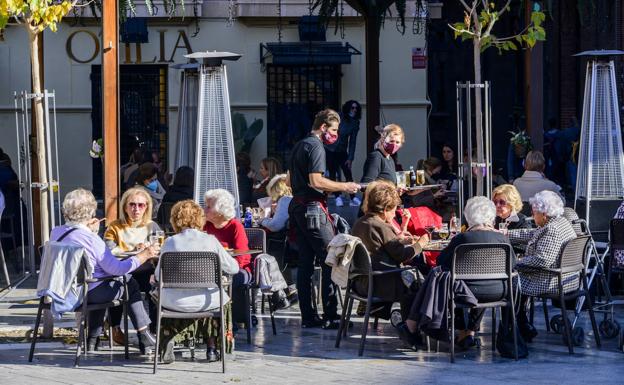 A waiter attends a terrace in the Cardenal Belluga square in Murcia, in a photo from last Christmas.