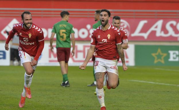 Dani García celebrates with Santi Jara one of the goals of the Grana team.