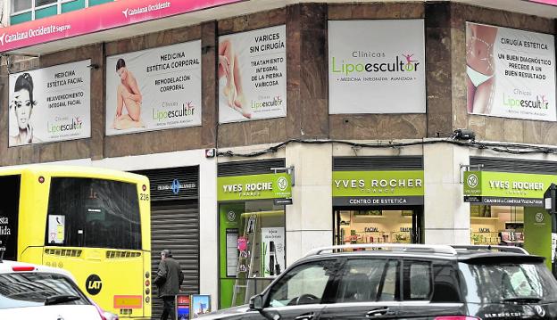 Posters with advertising for the Lipoescultor clinic, on the facade of the headquarters, in the year 2020. 