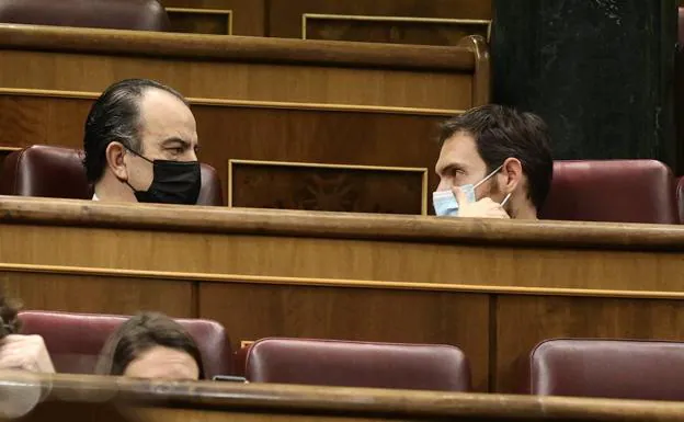 García Adanero (left) and Sayas converse in their seats during the parliamentary session.