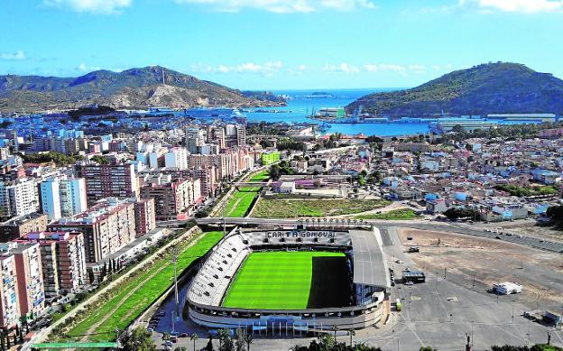 Recent aerial view of the Cartagonova stadium, with the Port in the background.  Carlos Alcaraz celebrates a point in the final of the Rio tournament. 
